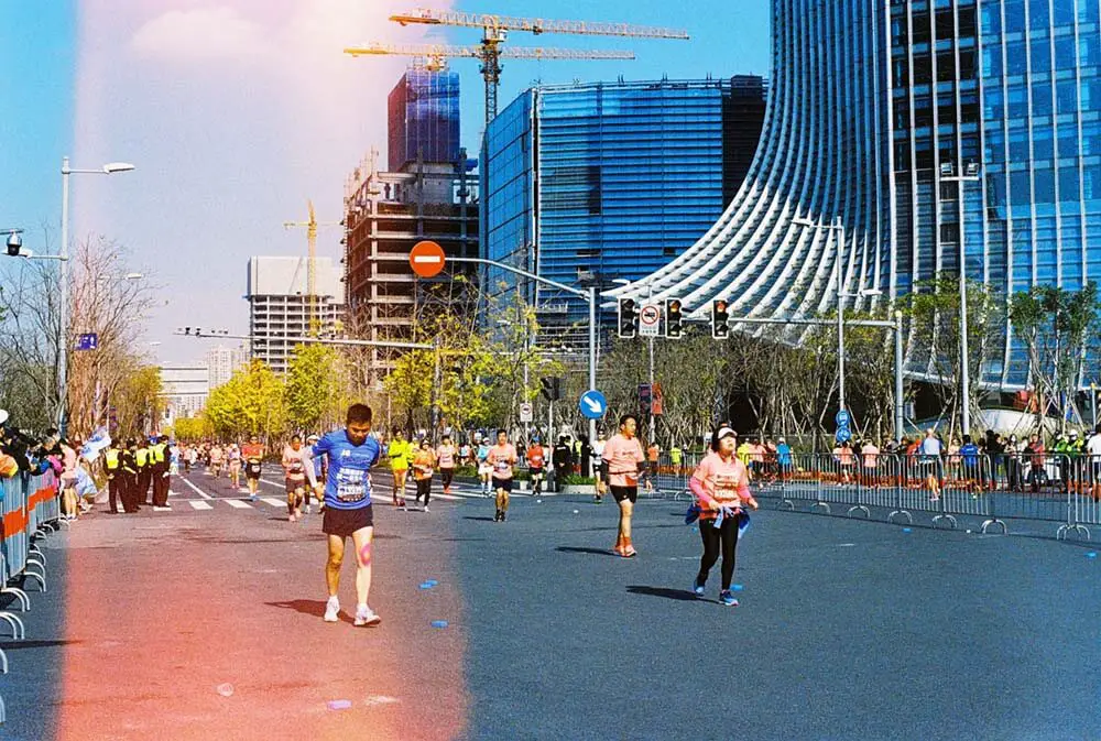 A bunch of people running a marathon.